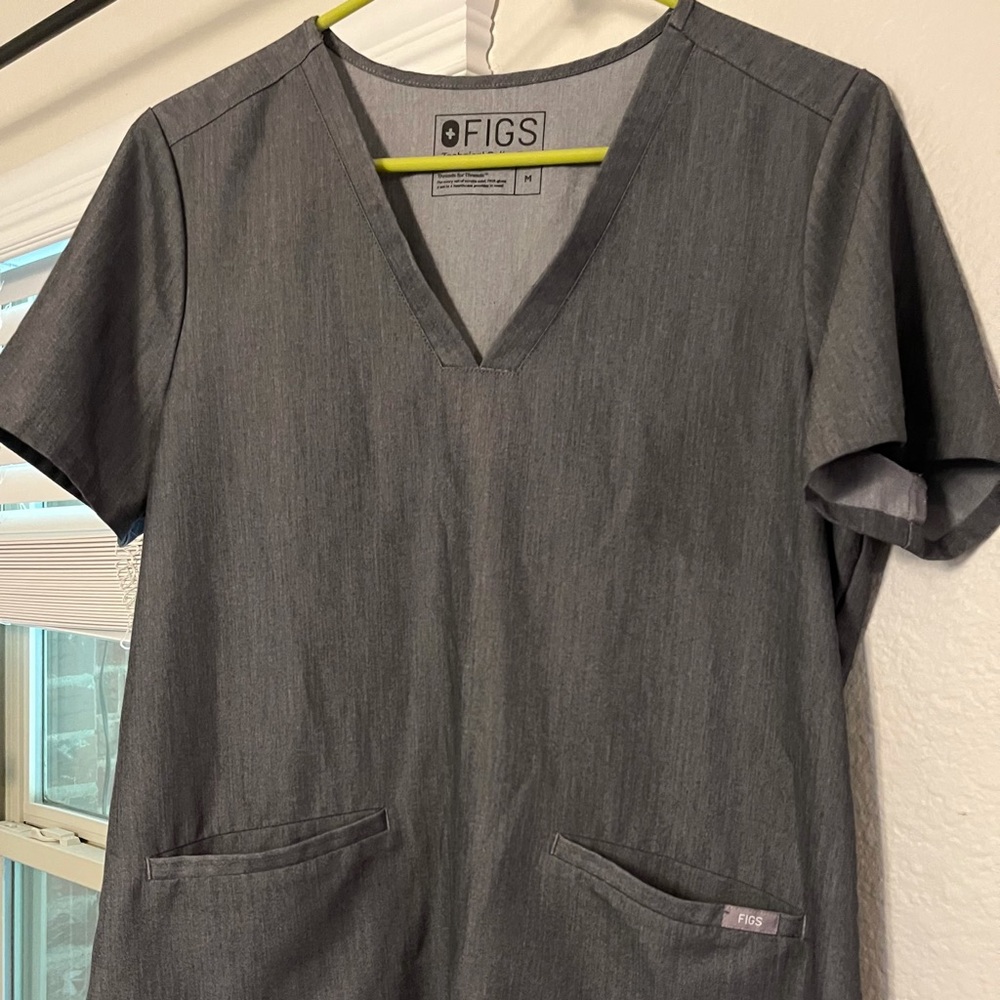 Figs Casma™ Three-Pocket Scrub Top Medium Graphite